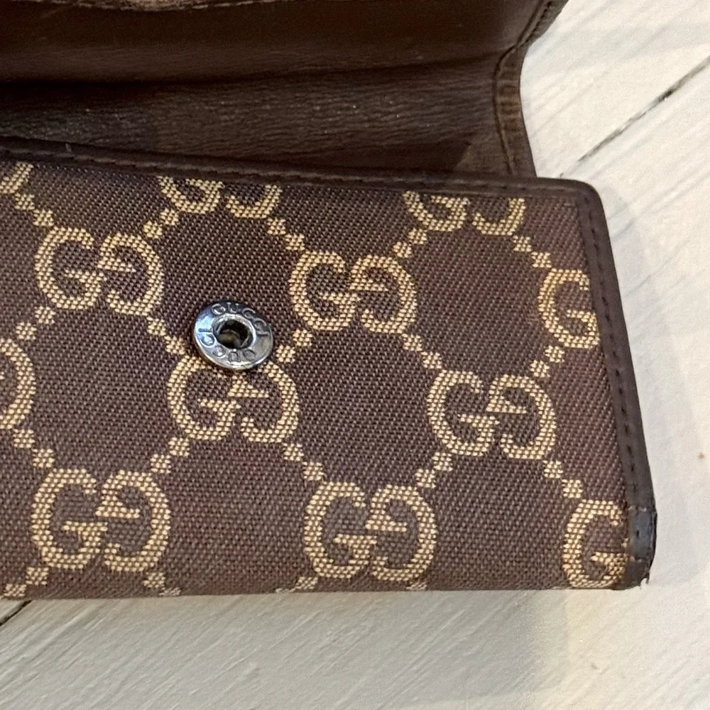 GUCCI Monogram Key Chain. Brown and Tan Key Case and Card Holder. - Picture 5 of 11
